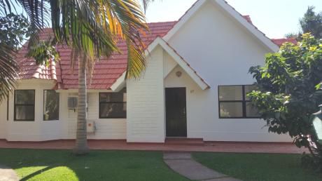Linda Y Cómoda Casa De 2 Plantas En Cond. Cerrado Zona Barrio Las Palmas