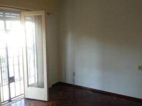 Casa De 2 Dormitorios A Pasos De La Rambla
