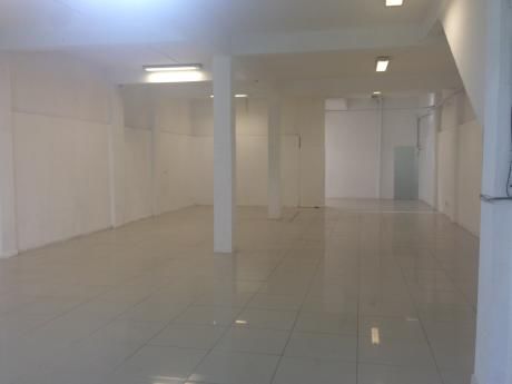 Local De 300m2 En Alquiler En La Comercial.