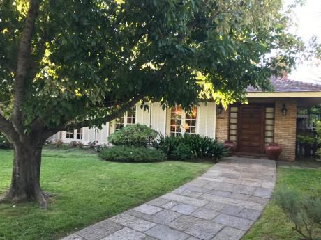 Importante Casa En Carrasco Sur Próxima Al Lawn Tennis.