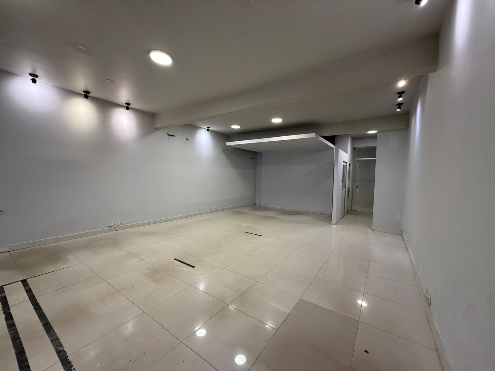 ALQUILO AMPLIO SALON COMERCIAL - SAN LORENZO - JULIA MIRANDA CUETO — foto 2