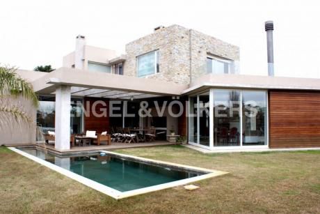 Casa Minimalista En Parque Miramar