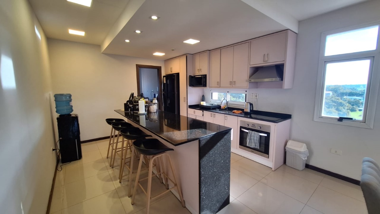 ALQUILER DE HERMOSO PENTHOUSE AMOBLADO - EDIFICIO ALTADE — foto 2