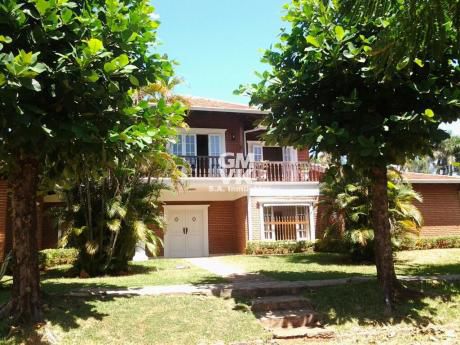 Vendo Residencia En El Barrio Mburucuya 720 M2