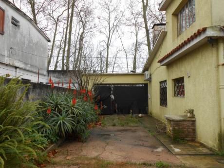 Hermoso Chalet Sobre Avenida.