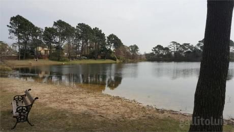 Casa Con Vista Y Acceso A Parque Con Lago Privado.