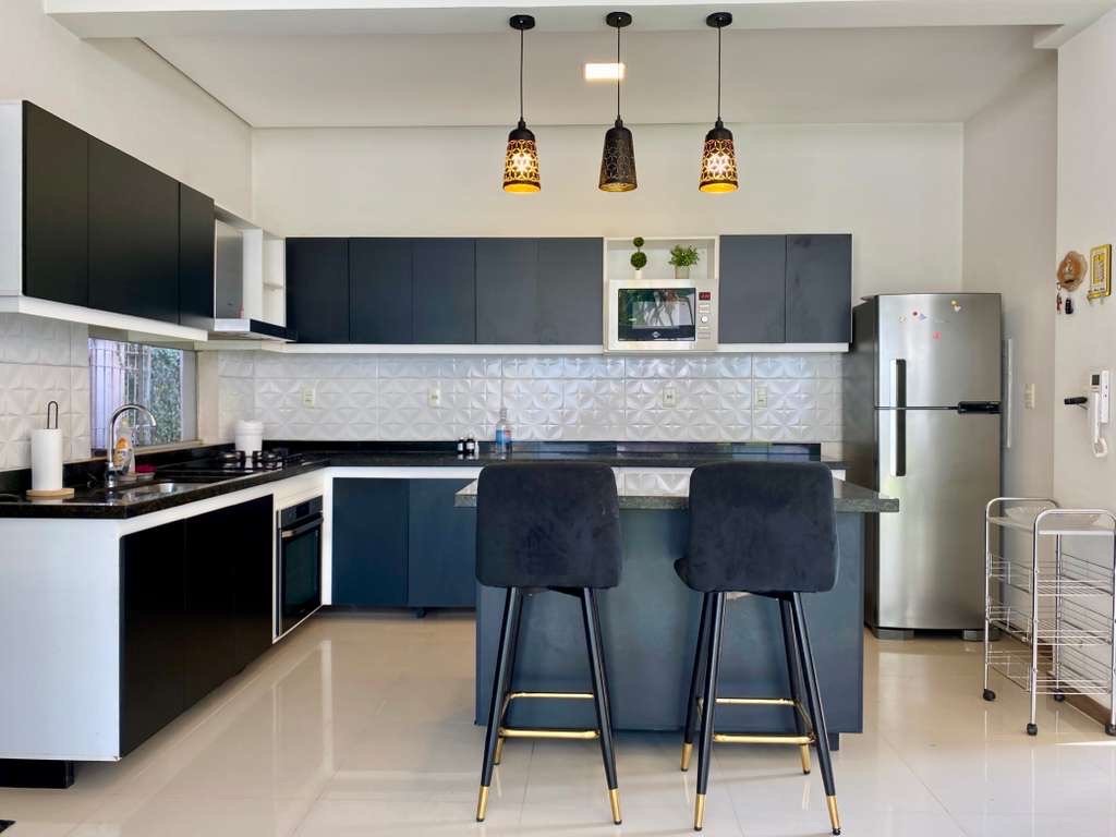 Casa Con 4 Dorm, Piscina Y Cochera Para Varios Vehículos En Luque — Foto 5