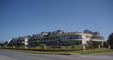 Amplio Apartamento Sobre Rambla Con Jardin
