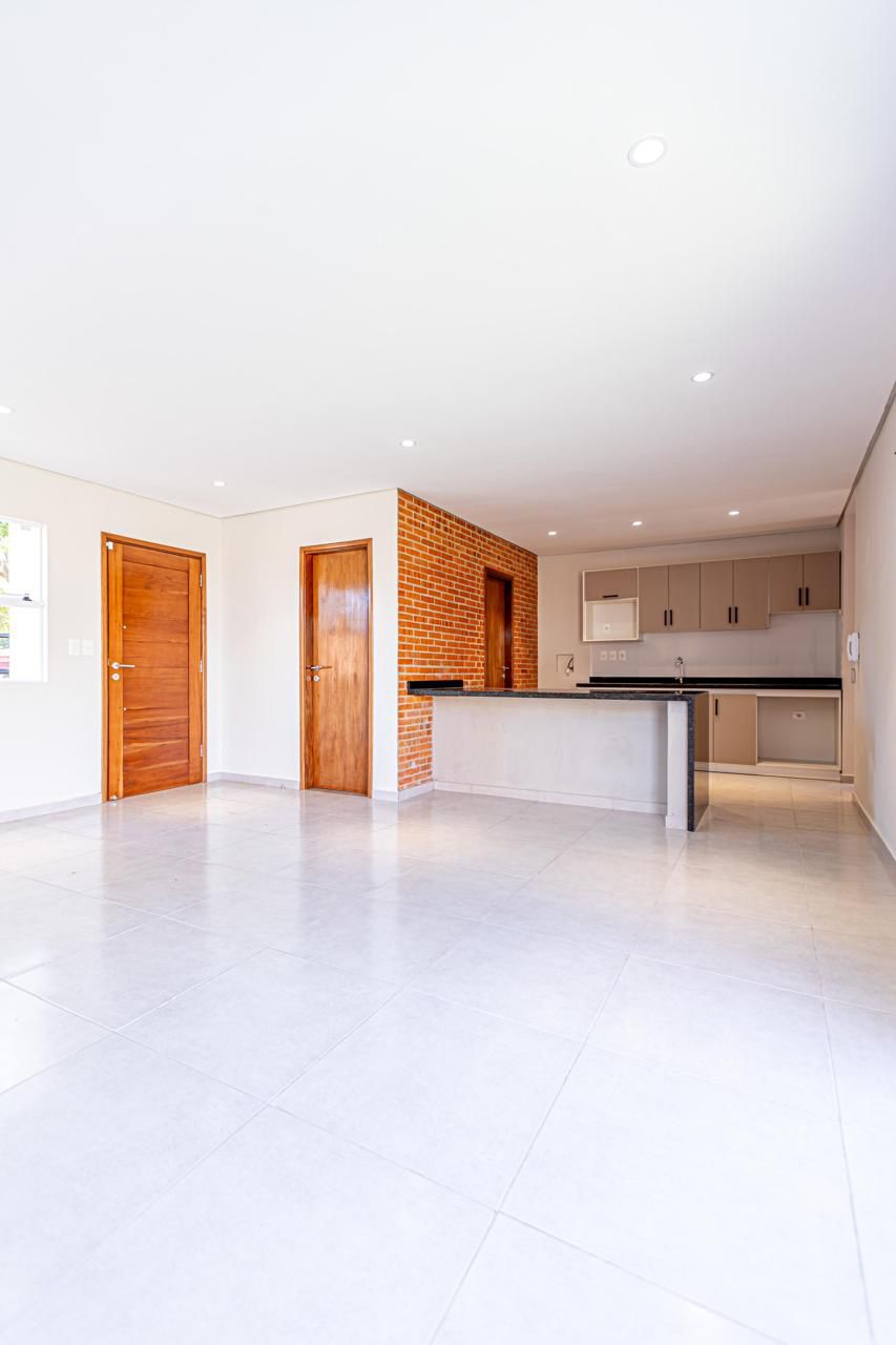VENDO HERMOSA CASA A PRECIO DE DUPLEX EN LUQUE — foto 3