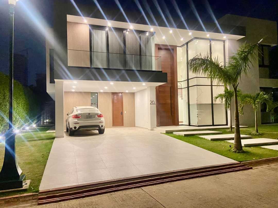 Casa De Lujo En Venta A Estrenar - Colinas Del Urubo Sector 1