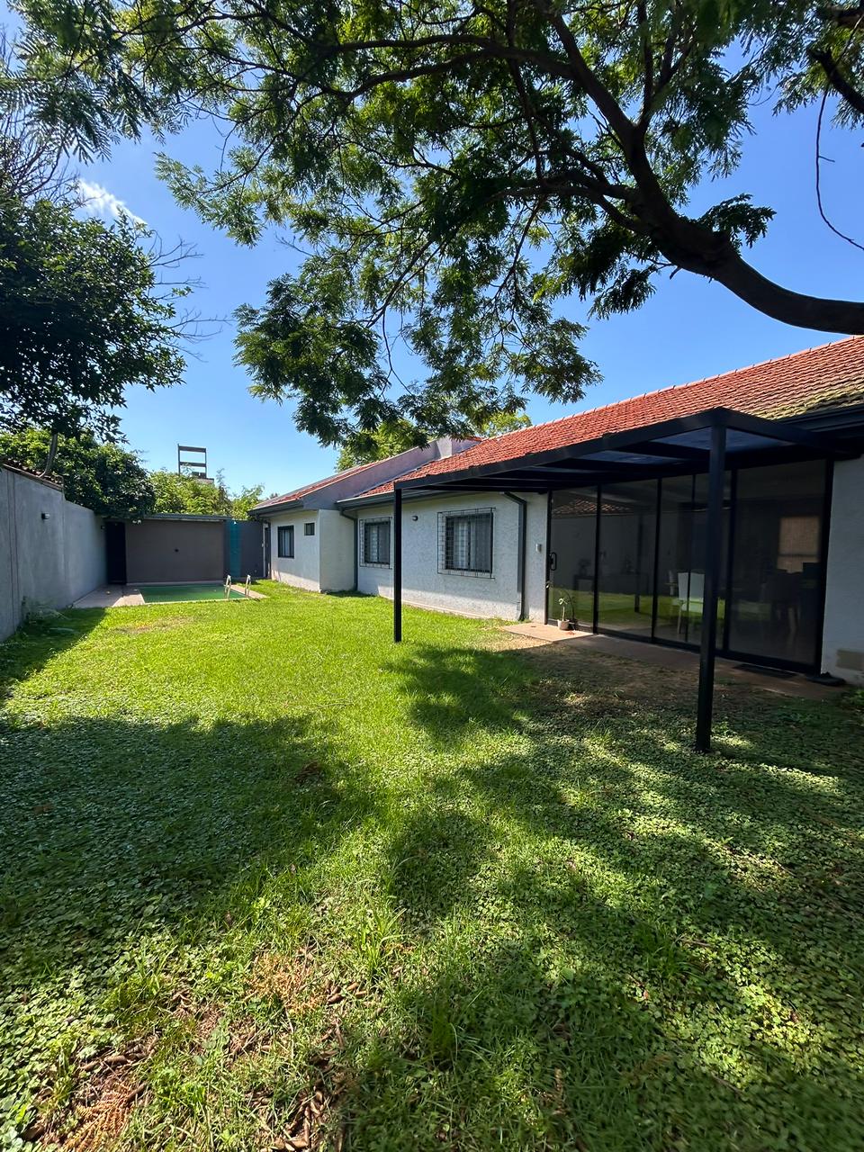 VENDO CASA CON PISCINA A MINUTOS DEL CENTRO DE ENCARNACION — foto 3