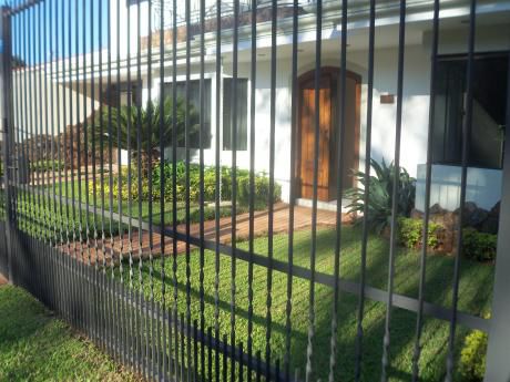 Fina Mansión En Bº Mburucuyá