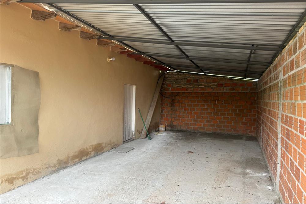 Casa en Esquina de 2 Dormitorios en Dr José Falcón a Pasos de la Ruta Principal — foto 2
