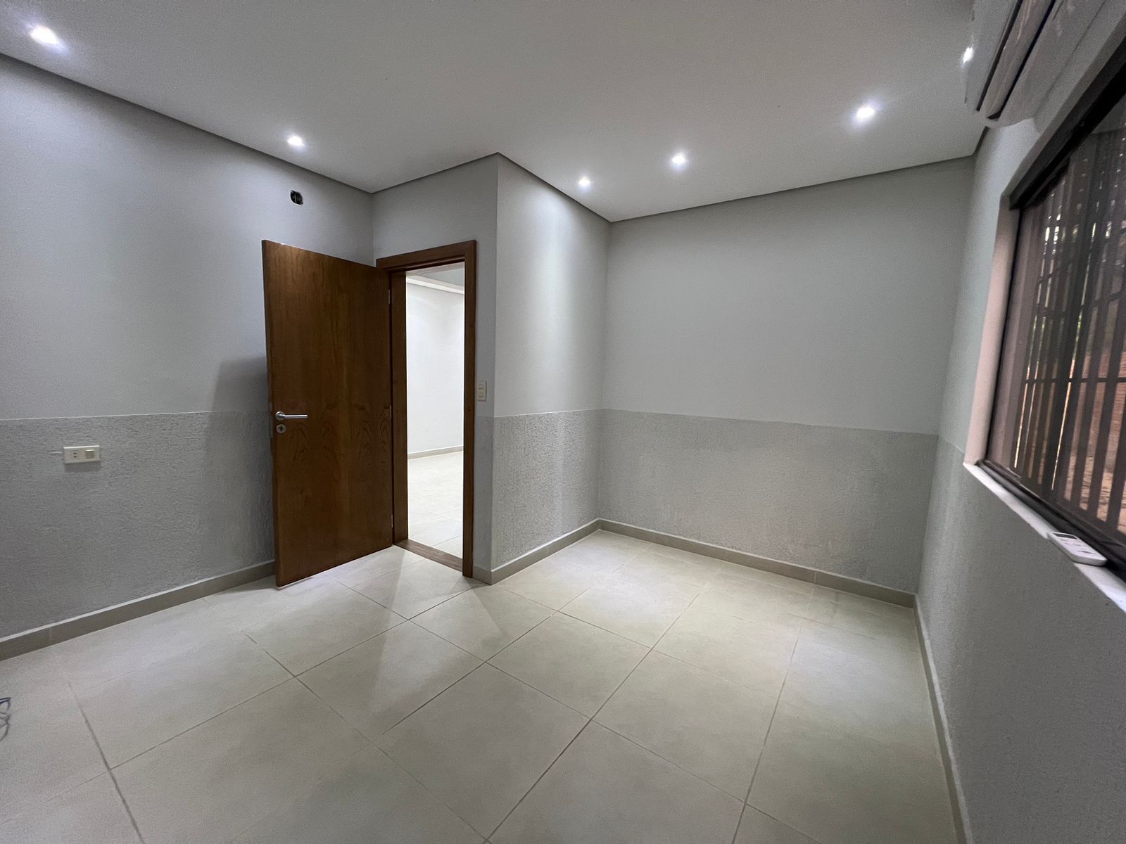 ALQUILO HERMOSA CASA TOTALMENTE REMODELADA EN LUQUE — foto 3