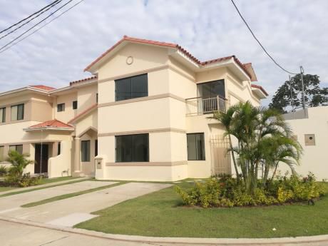 Hermosa Y Amplia Casa En Venta Dentro De Condominio