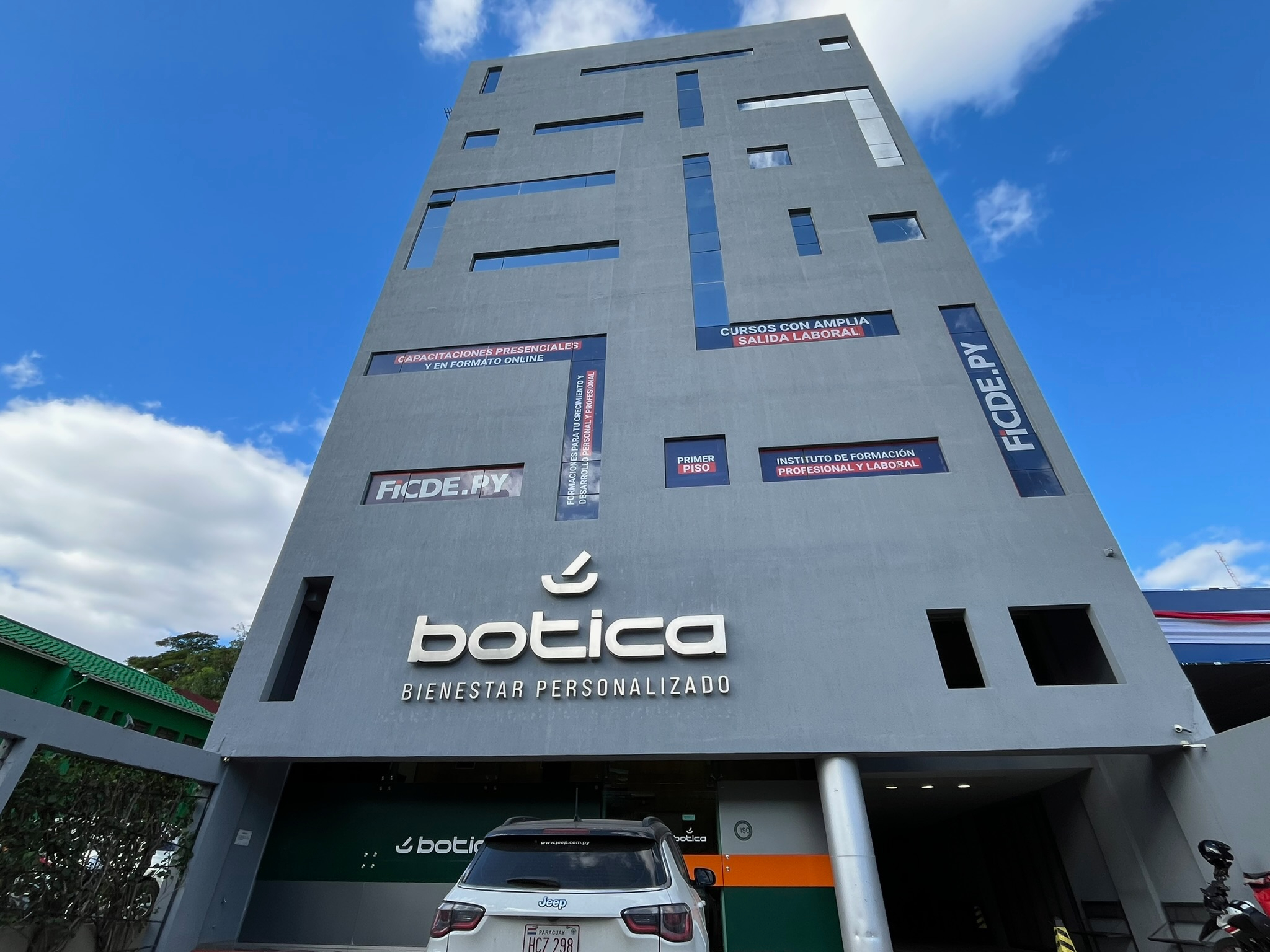 VENDO CON RENTA SOBRE AVENIDA EDIFICIO CORPORATIVO COMPLETO CON SHOWROOM COMERCIAL OFICINAS Y ESTACIONAMIENTOS PARA CLIENTES Y FUNCIONARIOS EN EJE CORPORATIVO DE ASUNCION — foto 3