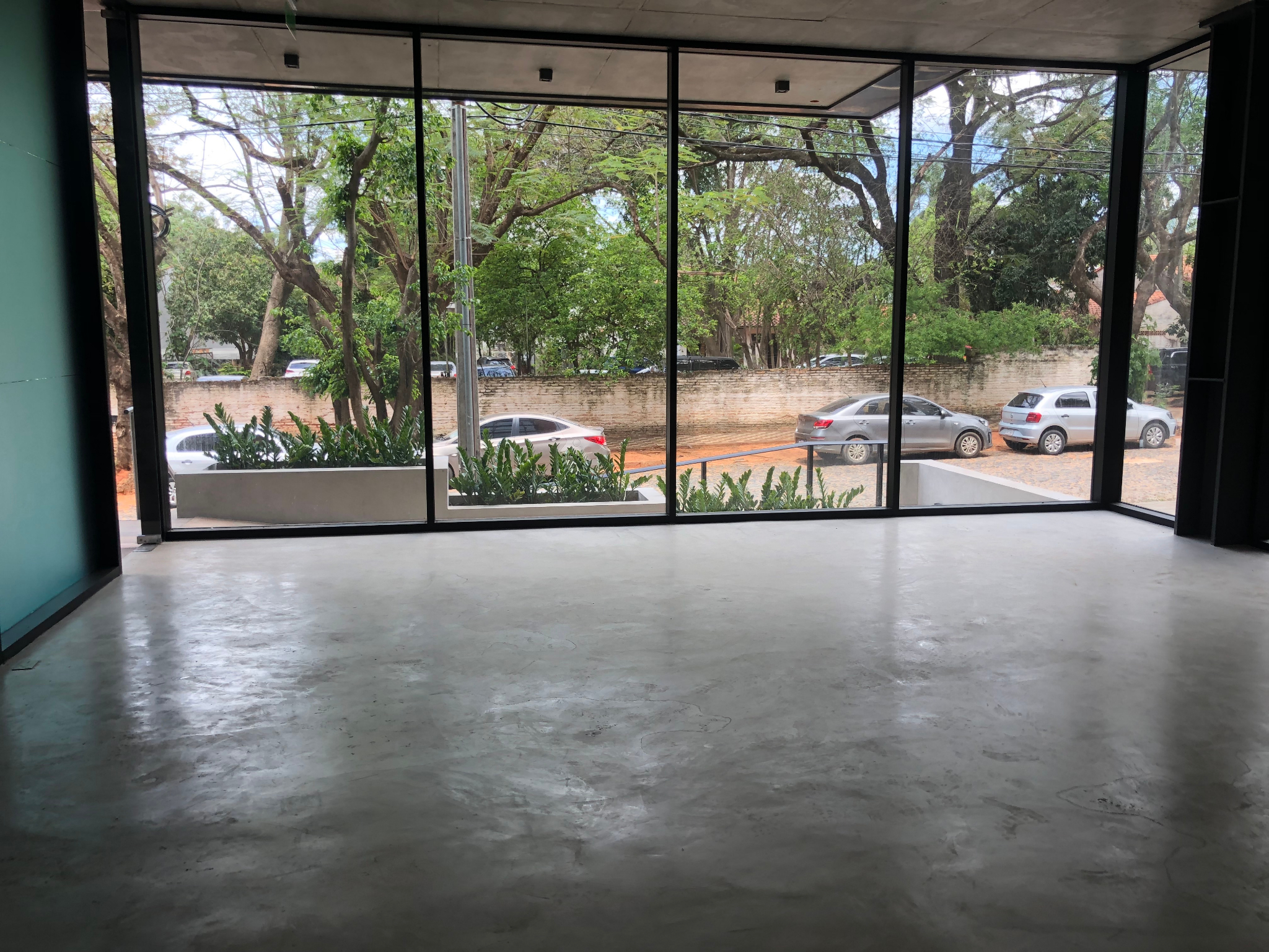 Excelente Local/ Oficina En Alquiler A Pasos Del Shopping Del Sol. — foto 3