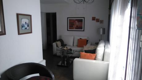 Casa Y Galpón En Gran Terreno De 436 M2