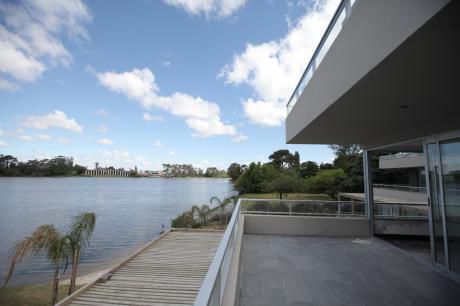 Apartamento En Edificio Orient Contra Lago Ref.: 4008