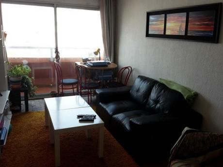 Apartamento En Pocitos. Piso 10. Balcón. Vista Despejada