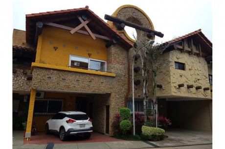 Casa En Barrio Equipetrol, Condominio Guemes