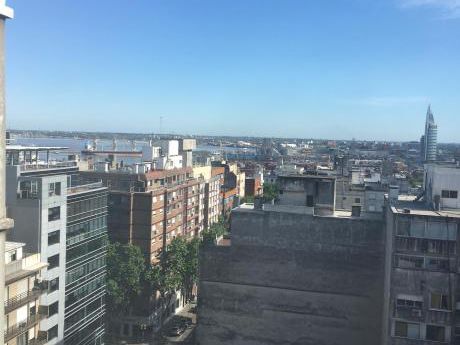 Escritorio En El Centro Con Excelente Vista A La Bahía Y Al Mar