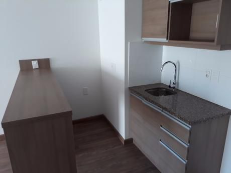 Amplio Apartamento De 1 Dormitorio En Pocitos