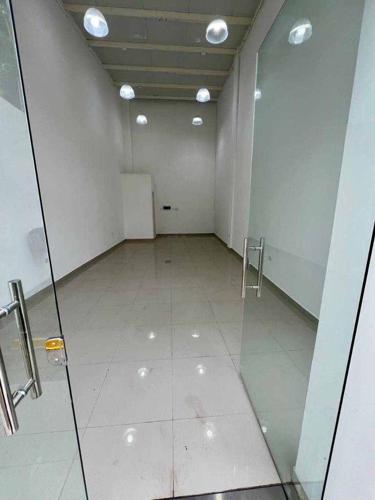 Local comercial en alquiler – Fernando de la Mora — foto 2