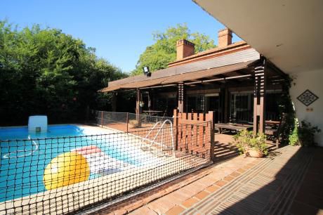 Fondo Con Piscina, Estufa A Leña, Calefacción, Suite, Garaje, Recomendada