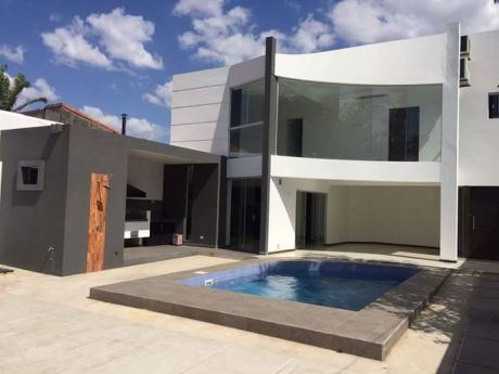 Hermosa Casa De 2 Pisos Zona Urbari