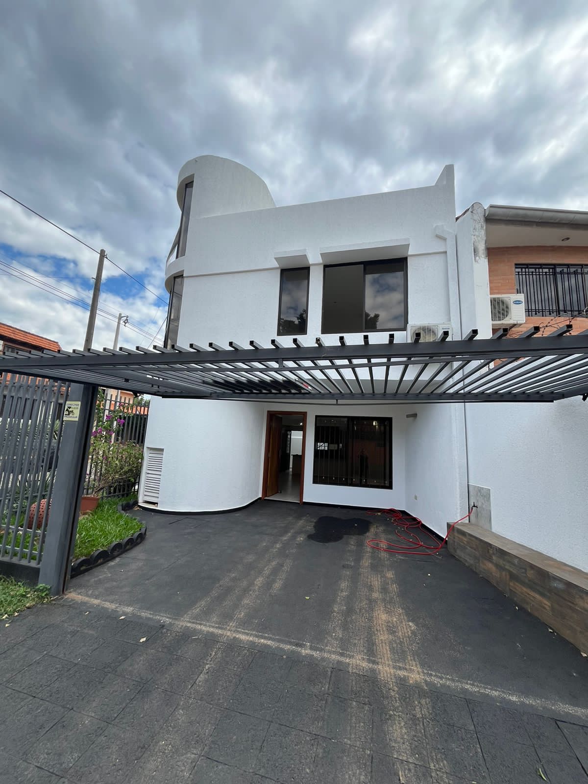 Alquilo triplex en Barrio Mburucuyá, Jacuzzy, área de servicio — foto 2