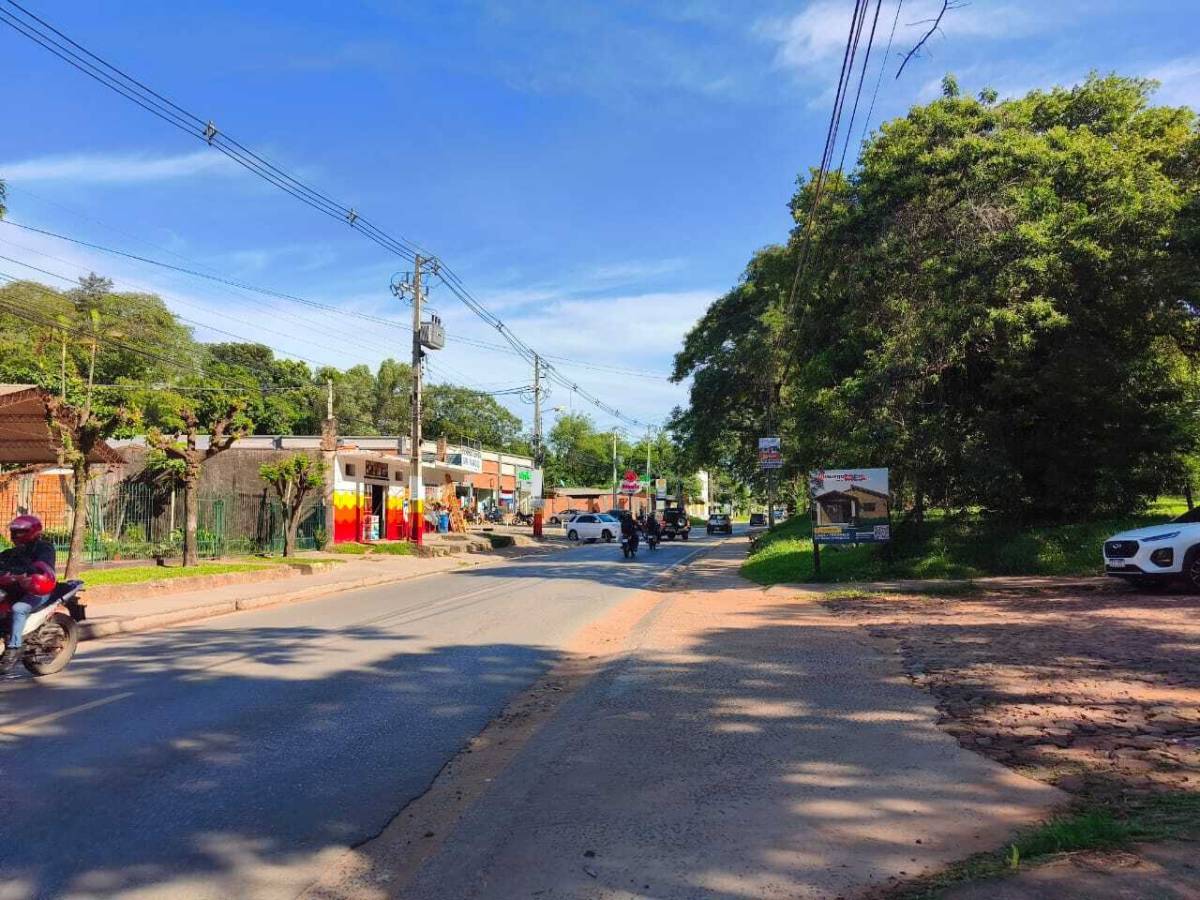 VENDO AMPLIO TERRENO SOBRE ASFALTO EN SAN LORENZO — foto 2