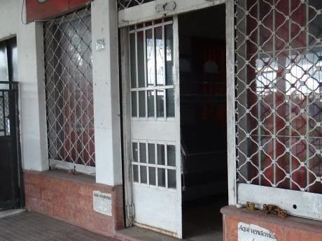 Ituzaingó. Local Comercial Al Frente. Ex- Carnicería