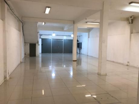 Local De 300m2 En Alquiler En La Comercial.