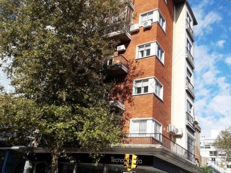 Oportunidad Cordon Sur A Pasos De Parque Rodo, Gran Piso En Emblematica Esquina