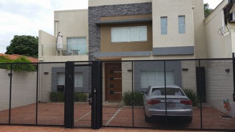 Vendo Elegante Residencia Barrio Mburucuya PróX. Ravenna
