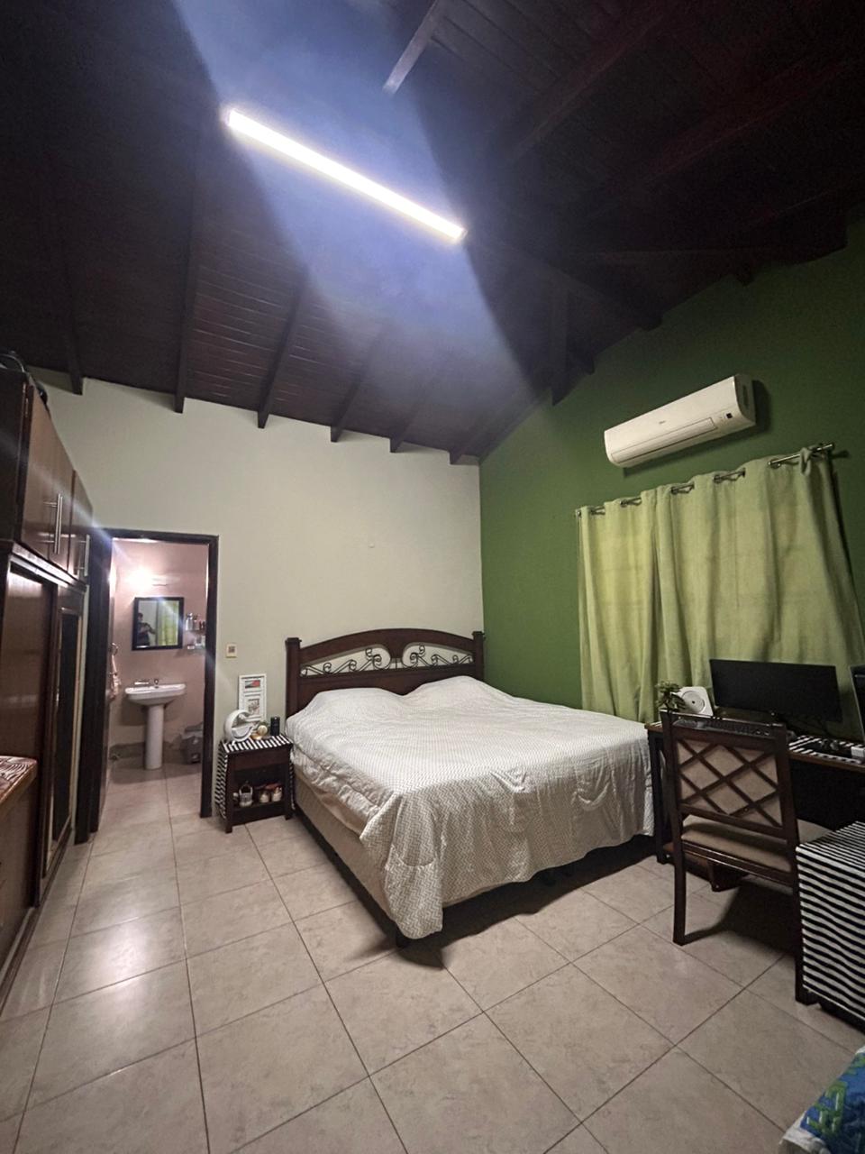 VENDO RESIDENCIA EN LAMBARÉ - ZONA COLEGIO GUTENBERG — foto 3