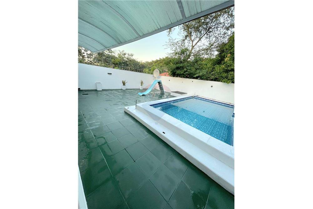 VENDO CASA CON PISCINA EN LUQUE - MARIN KA'AGUY — foto 2