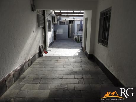 Casa Con Oficina Y Deposito Al Fondo De 184 Mt2