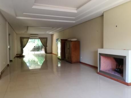 Amplia Residencia En Venta En Villamorra