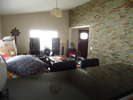 Impecable Chalet De Tejas Sobre Bolivia - Familia O Empresa