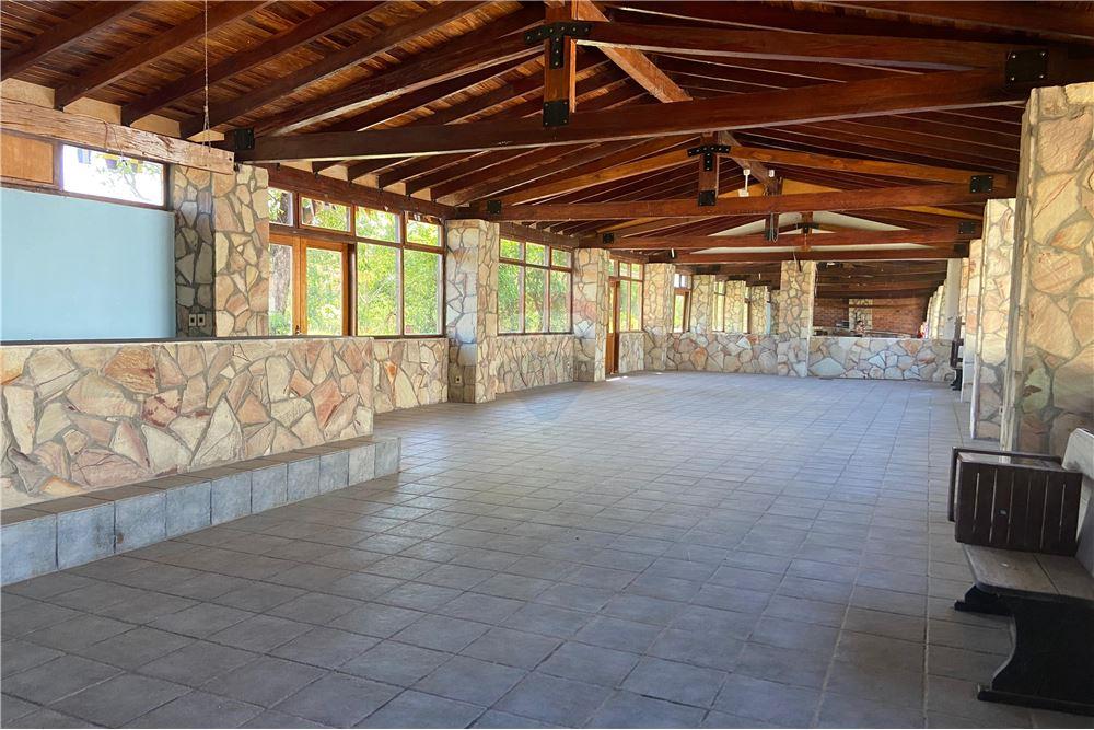 VENDO CASA IDEAL PARA RESTAURANTE EN YPACARAI — foto 2