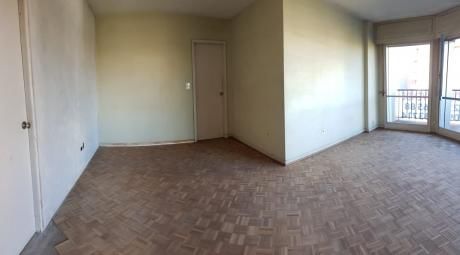 Apartamento A Reciclar En Pocitos 3 Dormitorios Garage
