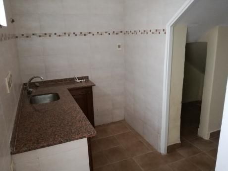 Casa Al Frente De 2 Dormitorios En Parque Batlle.