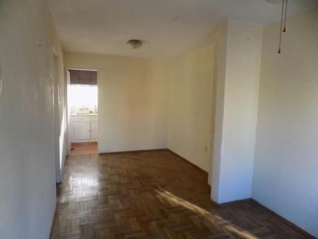 Impecable Apto. Piso Alto Con Balcón. Muy Iluminado. Gc 2200
