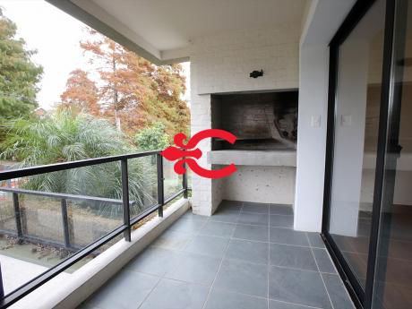 Apartamento Con Jardín Con Renta En Carrasco. Ref: 6043