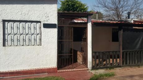 Casa Frente A Centro Comercial Con Terreno