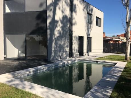 Casa A Estrenar. Queguay Y Leon Felipe. Esquina. Con Piscina. 235 Mts Terr.