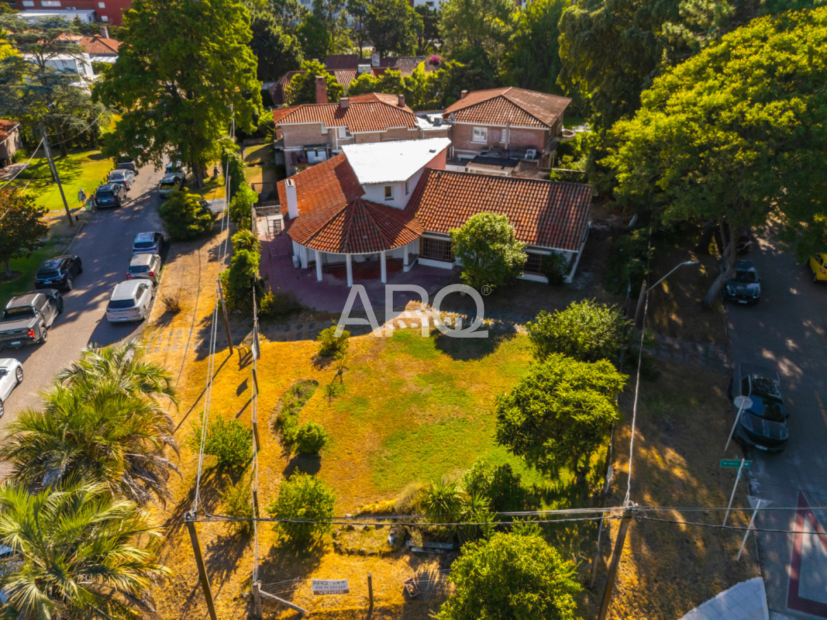 Residencia clásica con 5 dormitorios y jardín amplio, a metros del mar