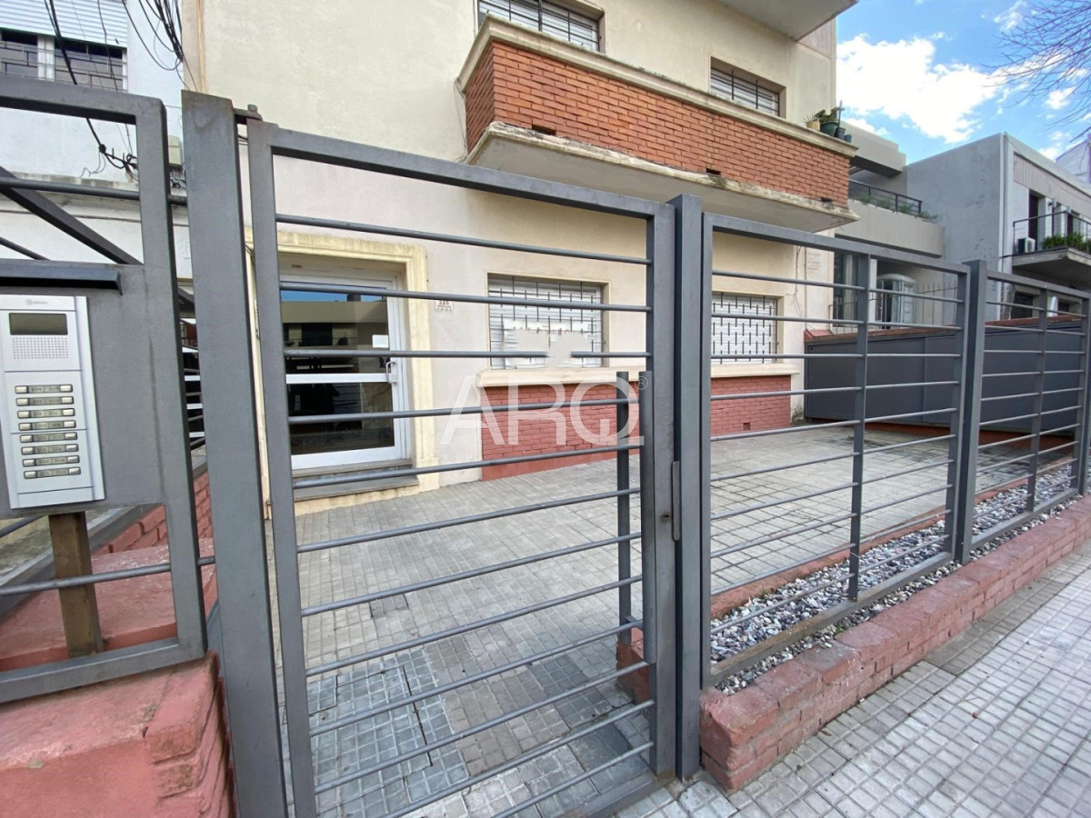 Apartamento de 2 dormitorios totalmente renovado en Punta Carretas.